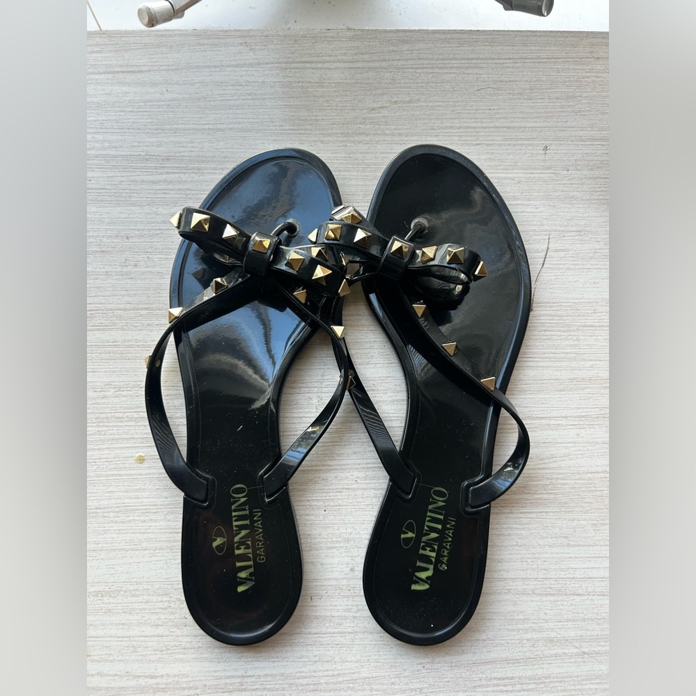 Valentino Garavani Black and Gold Sandals with Bow Detail Size 40. Authentic ❤️